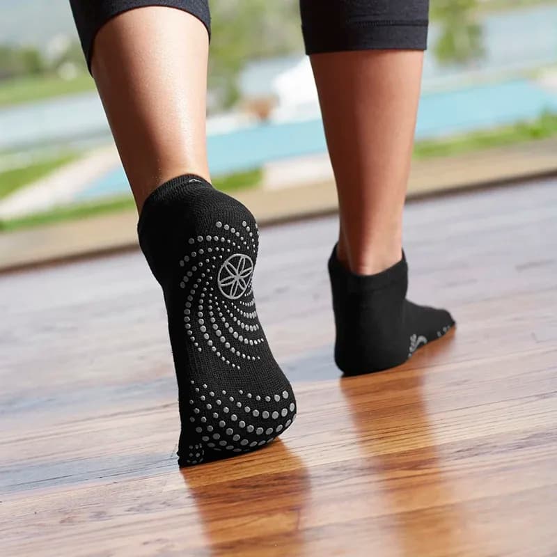 Gaiam Grippy Yoga Socks M/L från Gaiam – köp hos Apotek Hjärtat