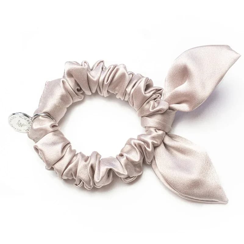 Amelie Soie Silk Bow Greige från Amelie Soie – köp hos Apotek Hjärtat