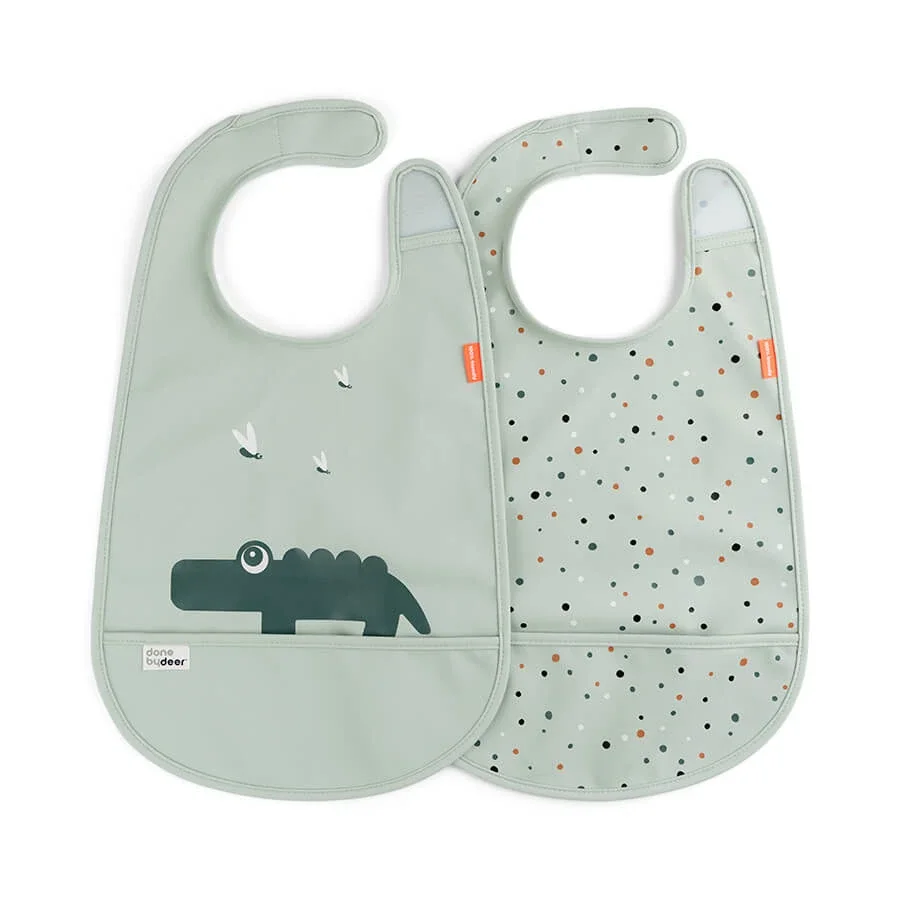 Done by Deer Bib w/velcro Croco Green 2-pack från Done by Deer – köp hos Apotek Hjärtat