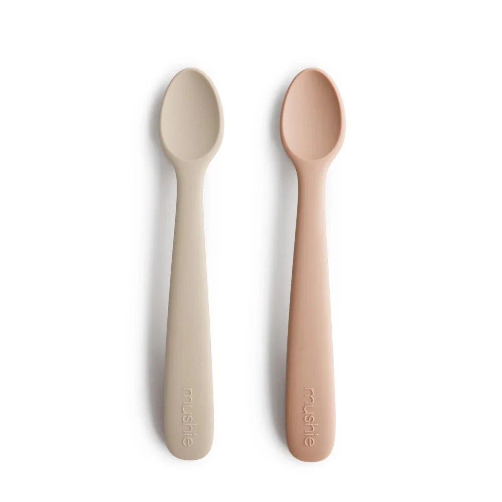 Mushie Silicone Feeding Spoons 2-pack Blush/Shifting Sand från Mushie – köp hos Apotek Hjärtat
