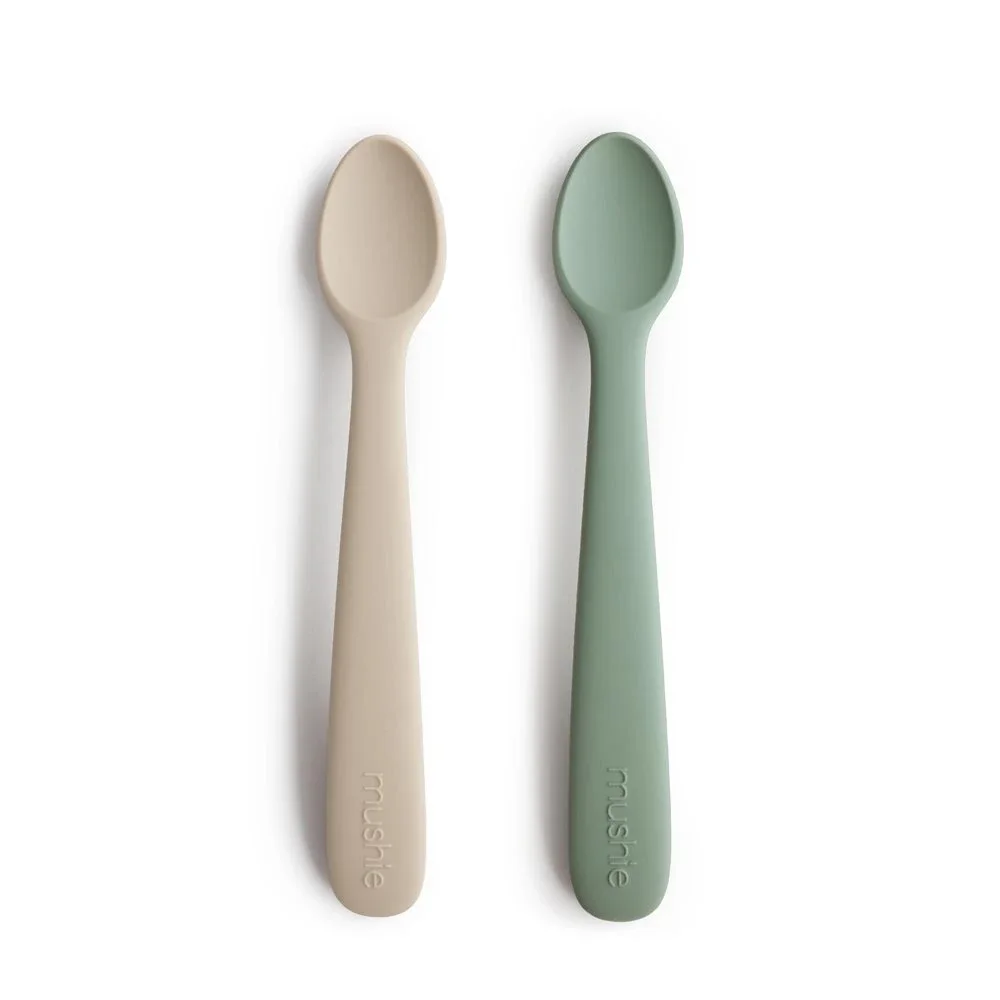 Mushie Silicone Feeding Spoons 2-pack Cambridge Blue/Shifting Sand från Mushie – köp hos Apotek Hjärtat