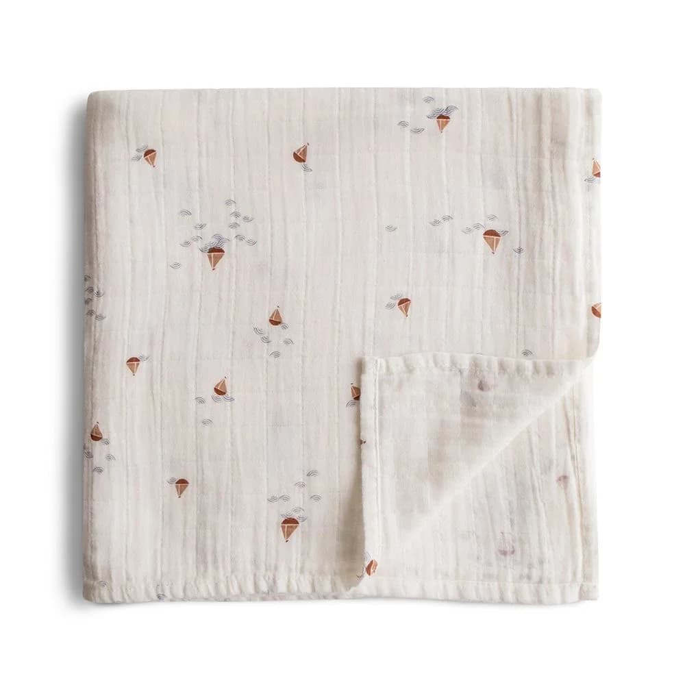 Mushie Muslin Swaddle Blanket Boats från Mushie – köp hos Apotek Hjärtat