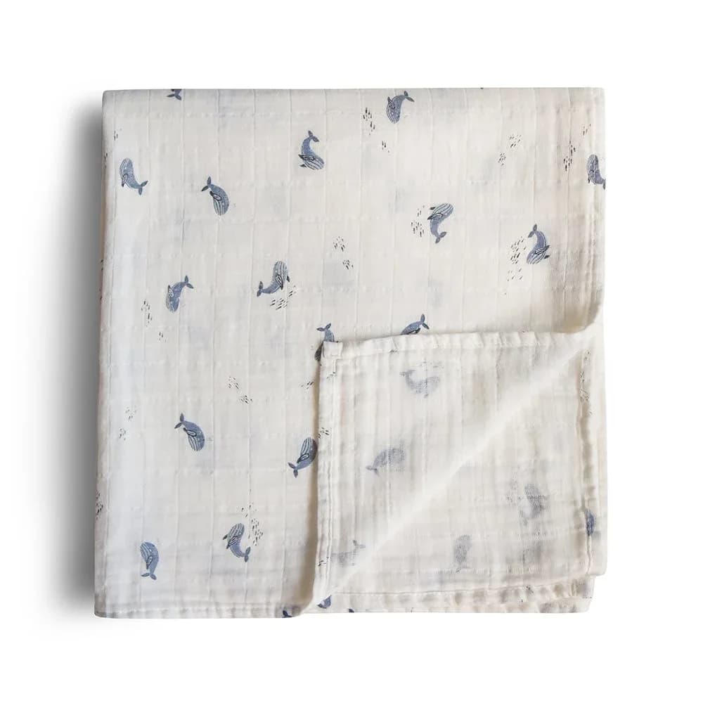 Mushie Muslin Swaddle Whales från Mushie – köp hos Apotek Hjärtat