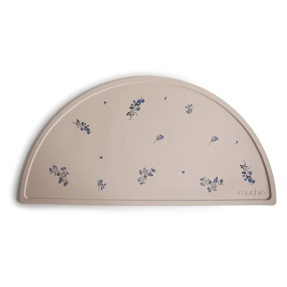 Mushie Silicone Mat Lilac Flowers från Mushie – köp hos Apotek Hjärtat