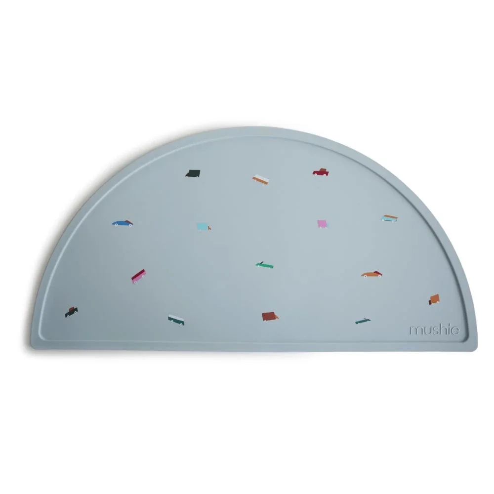 Mushie Silicone Mat Retro Cars från Mushie – köp hos Apotek Hjärtat