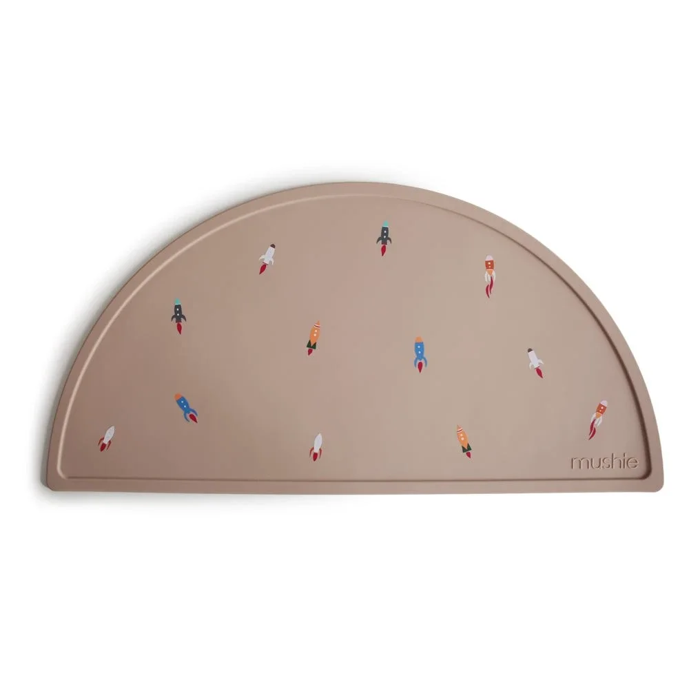 Mushie Silicone Mat Rocket från Mushie – köp hos Apotek Hjärtat