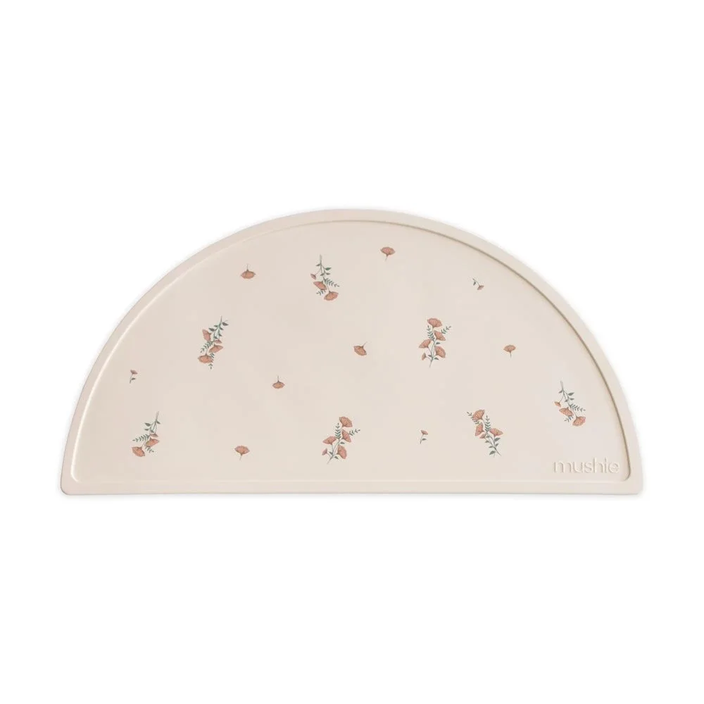 Mushie Silicone Mat Pink Flowers från Mushie – köp hos Apotek Hjärtat