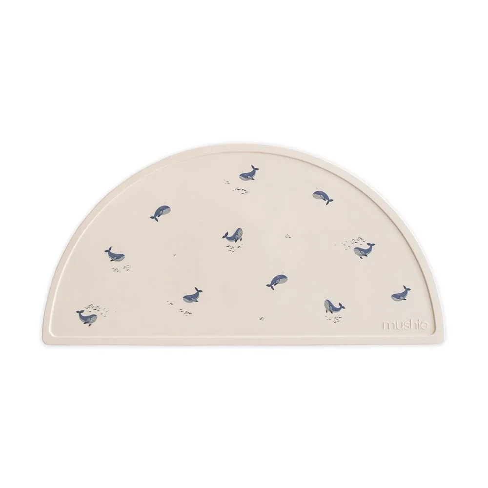 Mushie Silicone Mat Whales från Mushie – köp hos Apotek Hjärtat