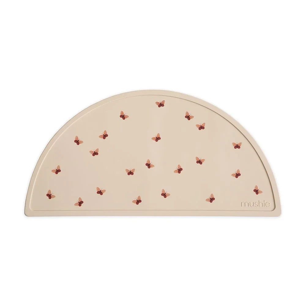 Mushie Silicone Mat Butterflies från Mushie – köp hos Apotek Hjärtat
