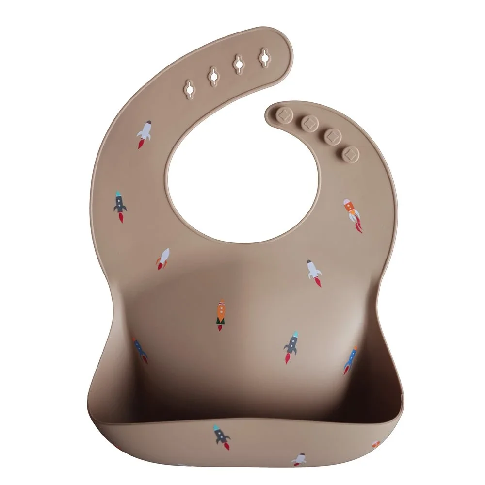 Mushie Silicone Bib Rocket från Mushie – köp hos Apotek Hjärtat