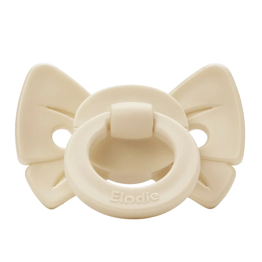 Elodie Binky Bow Oat White 3+ månader från Elodie Details – köp hos Apotek Hjärtat