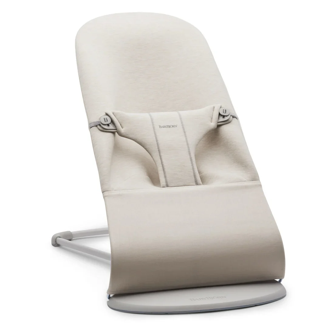 BabyBjörn Babysitter Bliss 3D Jersey Ljusbeige från Babybjörn – köp hos Apotek Hjärtat