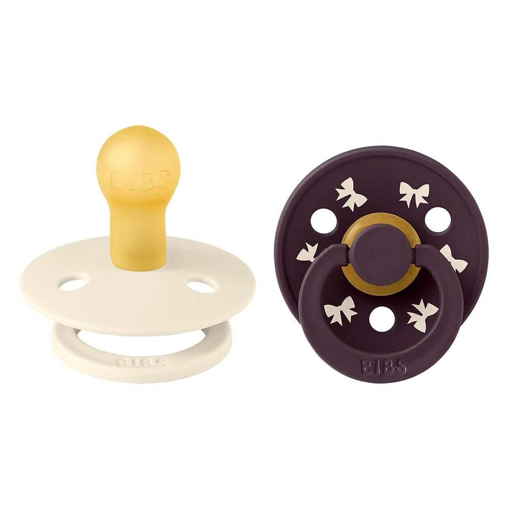 BIBS Pacifier Colour Holiday Bow Latex Ivory/Plum 2 pack Size 1 från BIBS – köp hos Apotek Hjärtat