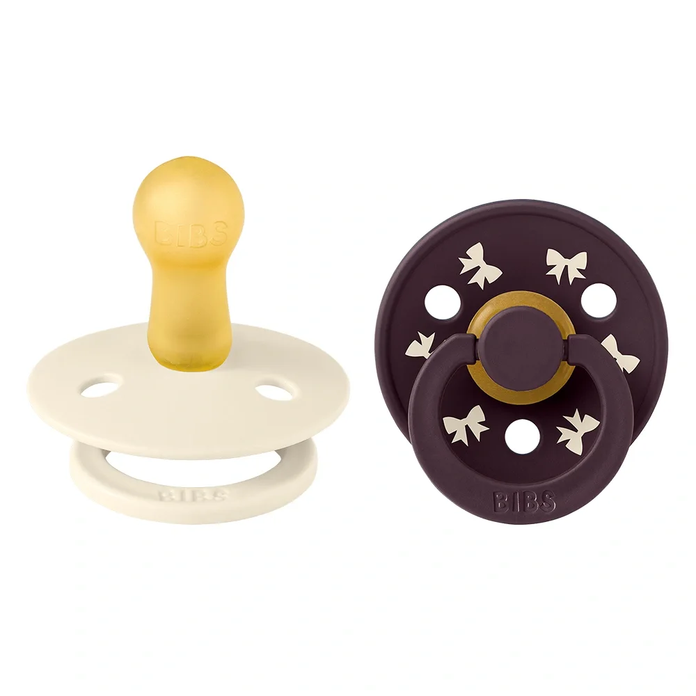 BIBS Pacifier Colour Holiday Bow Latex Ivory/Plum 2 pack Size 2 från BIBS – köp hos Apotek Hjärtat