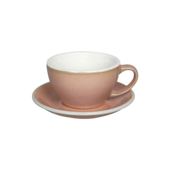 Café latte-kopp med ett underlägg Loveramics Egg Rose, 300 ml – från Loveramics – 270 kr – hos Coffee Friend