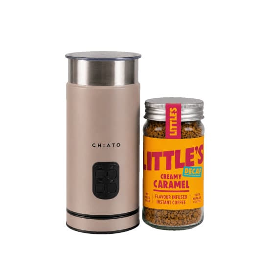 CHiATO milkPLAY mjölkskummare och Little’s Decaf Creamy Caramel snabbkaffeset från Chiato - köp hos Coffee Friend