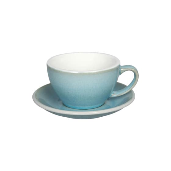 Café latte-kopp med ett underlägg Loveramics Egg Ice Blue, 300 ml – från Loveramics – 300 kr – hos Coffee Friend