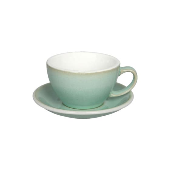Café latte-kopp med ett underlägg Loveramics Egg Basil, 300 ml – från Loveramics – 270 kr – hos Coffee Friend
