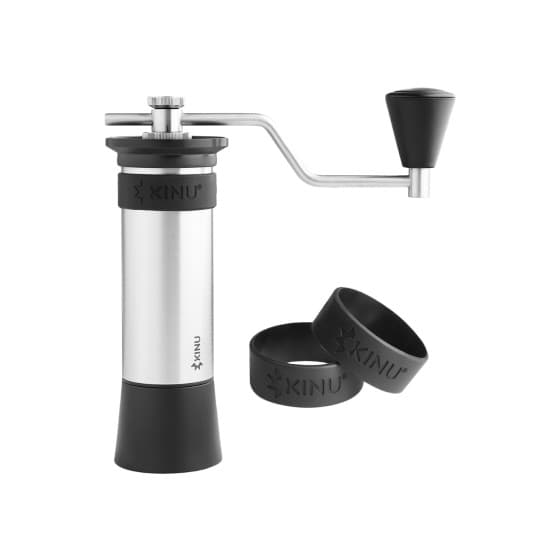 Kinu M47 Phoenix Brew Kaffekvarn Manuell + Silikonbands – Silver/Svart – från KINU – 2090 kr – hos Coffee Friend