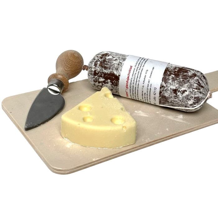 Dolciaria Luigia ""Ost & Charkbricka"" Mörk Choklad med Hasselnötter, Vit Choklad, Träbricka & Ostkniv 150g från Dolciaria Luigia – köp hos Delitea