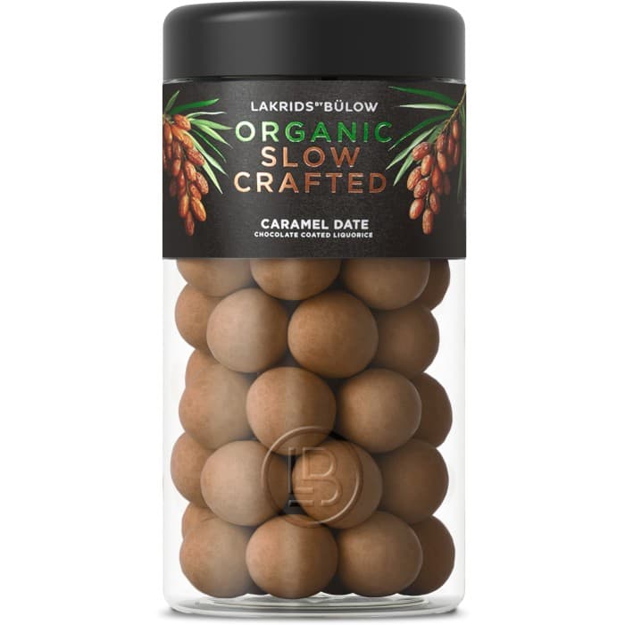 Lakrids by Bülow Slow Crafted Regular Caramel Date 265g från Lakrids by Bülow – köp hos Delitea