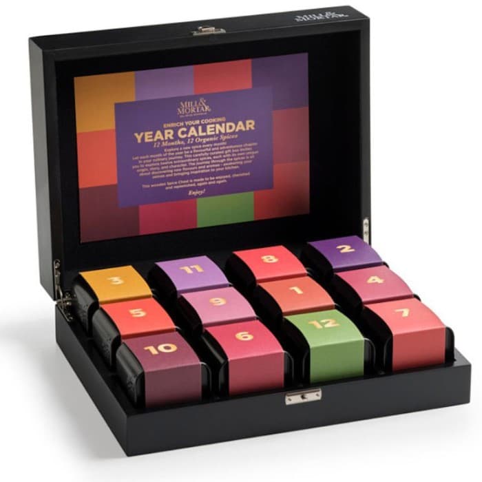 Mill & Mortar Year Calendar -12 kryddor – från Mill & Mortar – 795 kr – hos Delitea