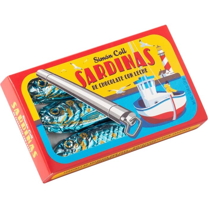 Simón Coll ""Sardiner"" av Ljus Choklad i Ask 24g – från Simón Coll – 29 kr – hos Delitea