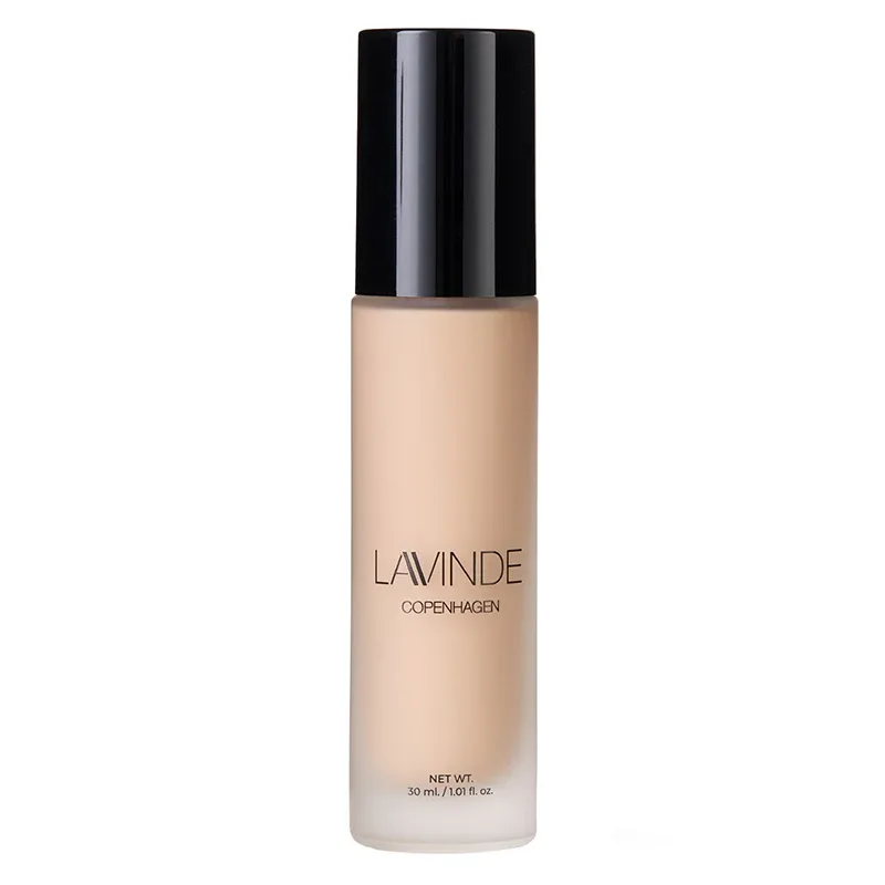 Lavinde Copenhagen Natural Glow Liquid Foundation 203 Sand från Lavinde Copenhagen – köp hos Apotek Hjärtat