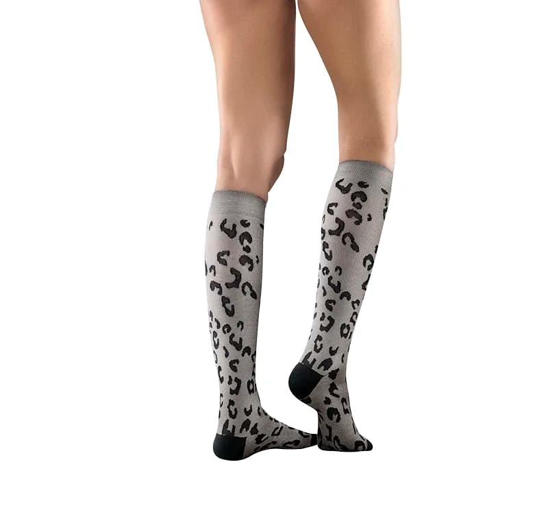 Mabs Cotton Knee Grey Leopard XXL från Mabs – köp hos Apotek Hjärtat