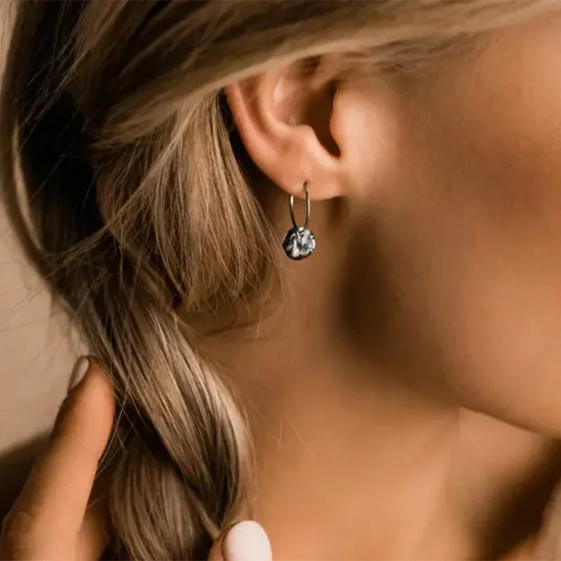 Blomdahl Örhängen Ring Round Black Diamond från Blomdahl – köp hos Apotek Hjärtat