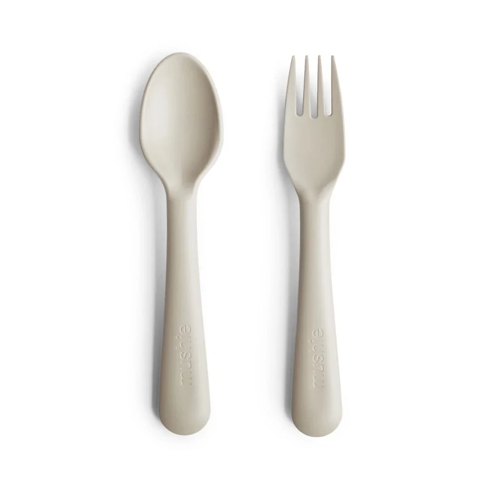 Mushie Fork & Spoon Ivory från Mushie – köp hos Apotek Hjärtat