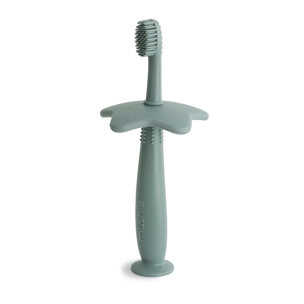 Mushie Star Training Toothbrush Cambridge Blue från Mushie – köp hos Apotek Hjärtat