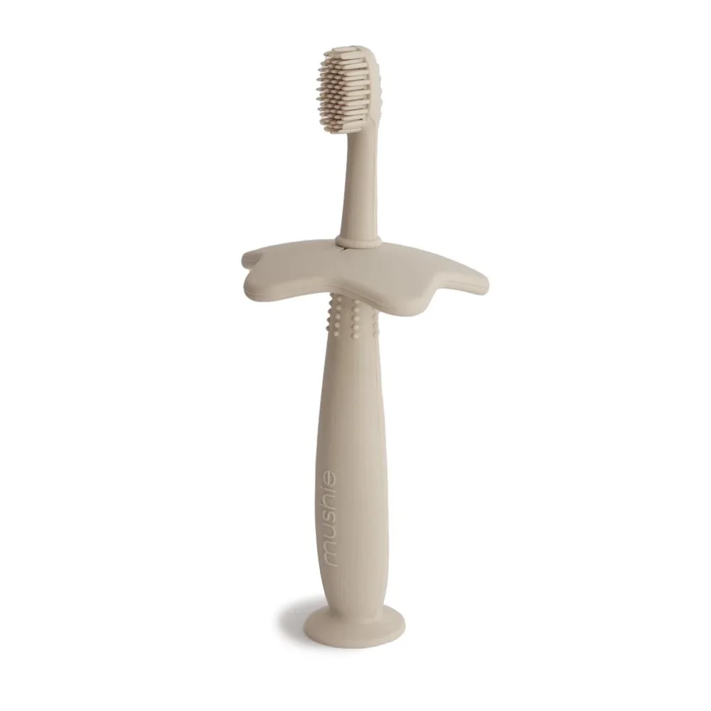 Mushie Star Training Toothbrush Shifting Sand från Mushie – köp hos Apotek Hjärtat