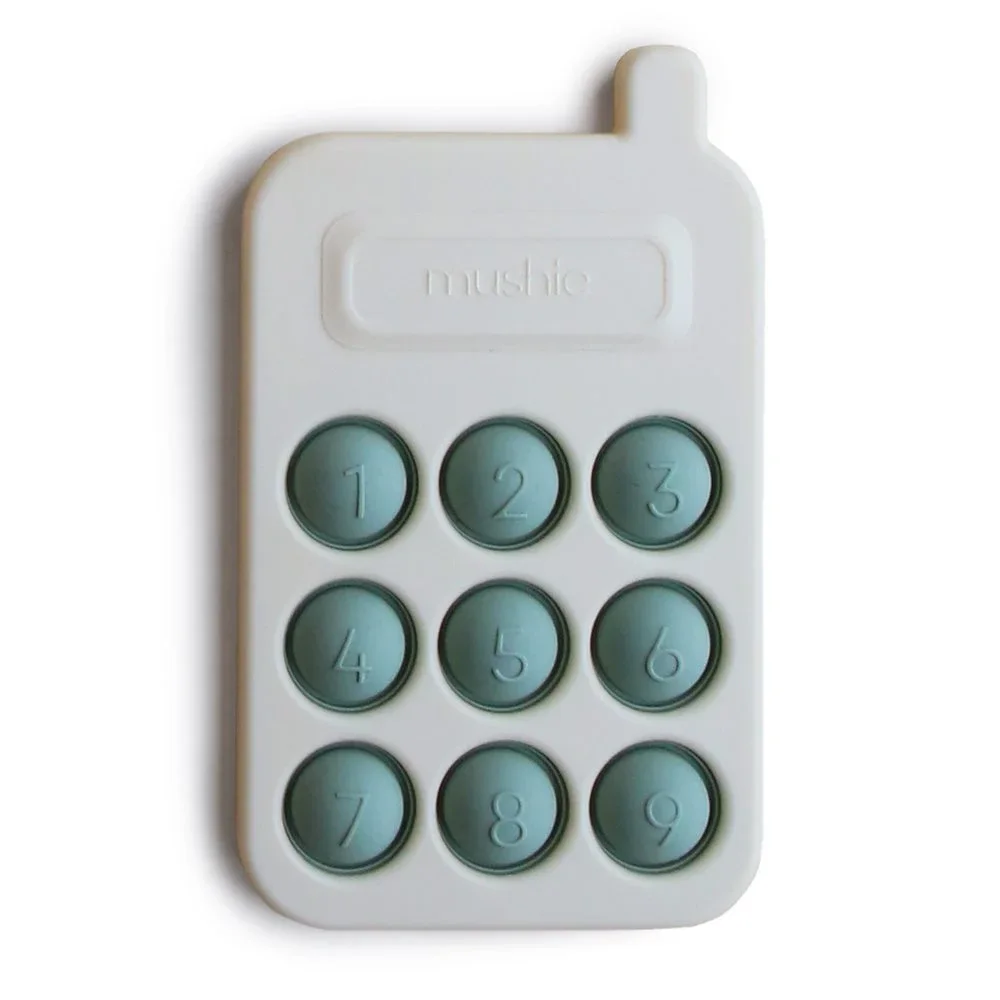 Mushie Phone Press Toy Cambridge Blue från Mushie – köp hos Apotek Hjärtat