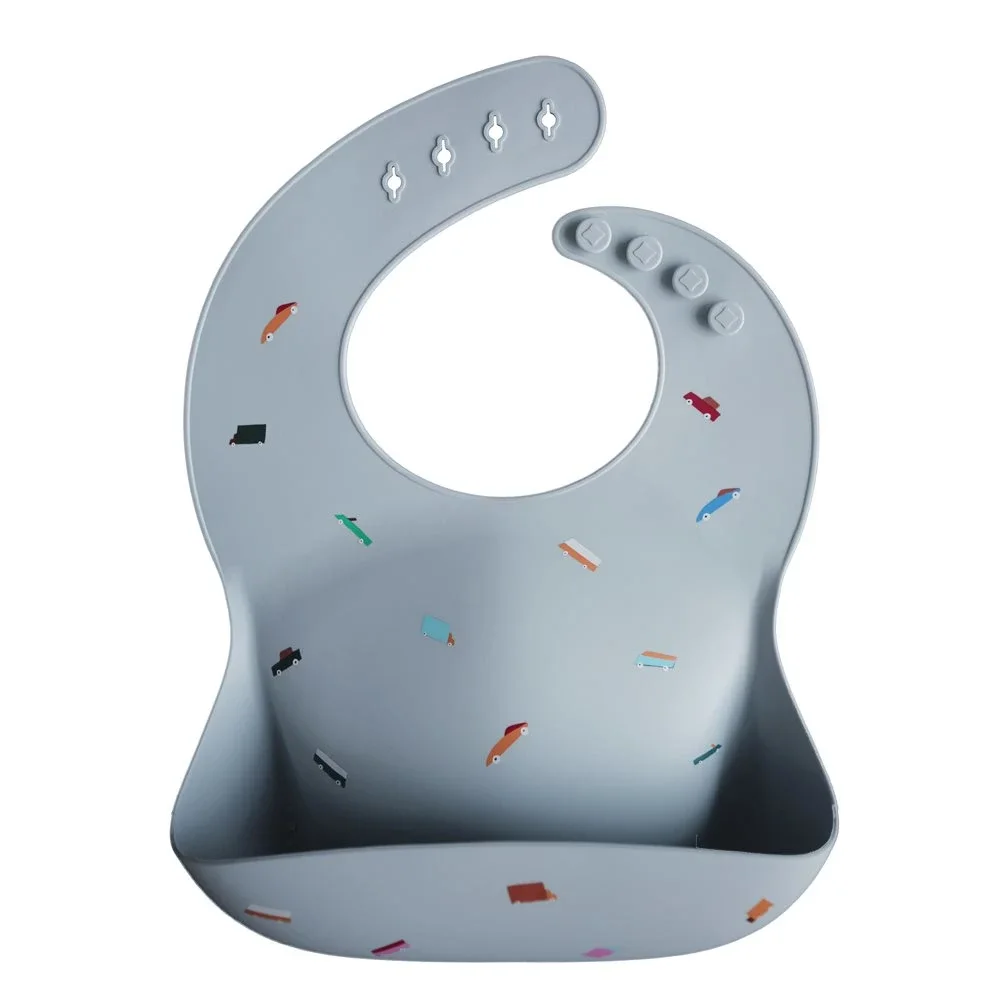 Mushie Silicone Bib Retro Cars från Mushie – köp hos Apotek Hjärtat