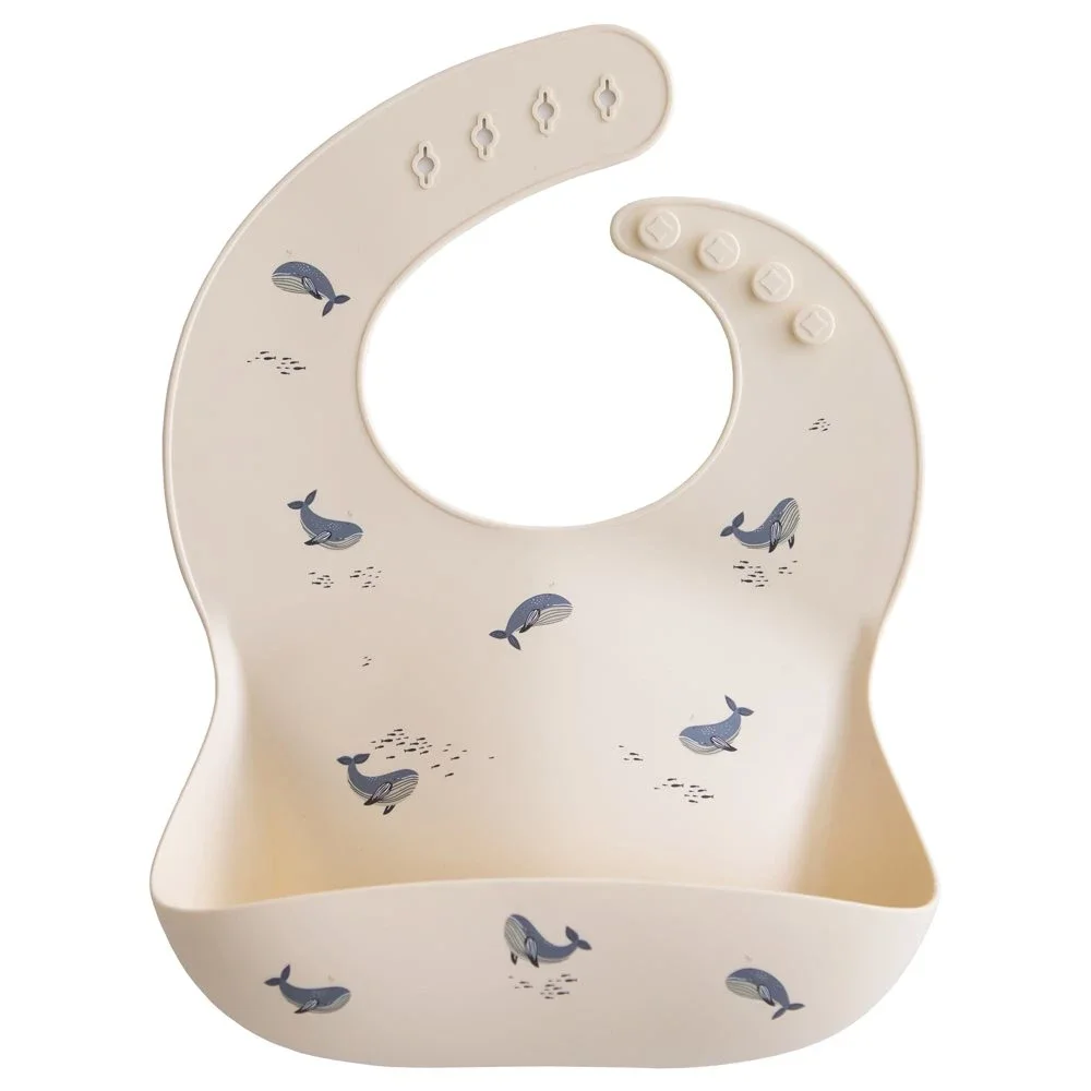 Mushie Silicone Bib Whales från Mushie – köp hos Apotek Hjärtat