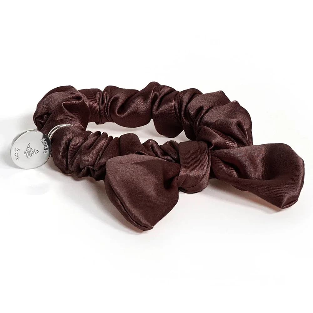 Amelie Soie Silk Bow Brown från Amelie Soie – köp hos Apotek Hjärtat