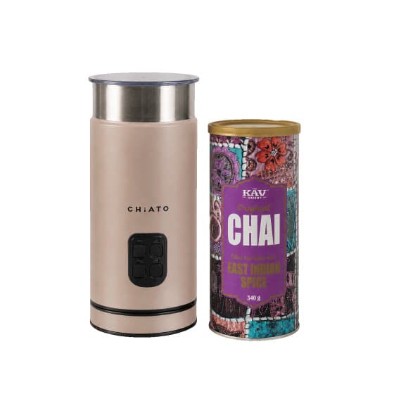 Set med CHiATO milkPLAY mjölkskummare och KAV America East Indian Spice chai latte mix-set från Chiato – köp hos Coffee Friend