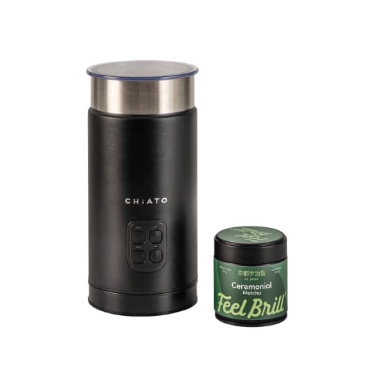 CHiATO milkPLAY mjölkskummare och Feel Brill ceremoniellt matcha-teset – från Chiato – 540 kr – hos Coffee Friend