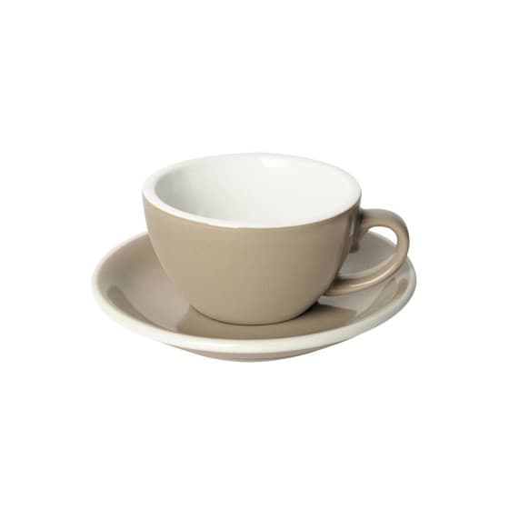 Cappuccino-kopp med ett underlägg Loveramics Egg Taupe 200ml – från Loveramics – 216 kr – hos Coffee Friend