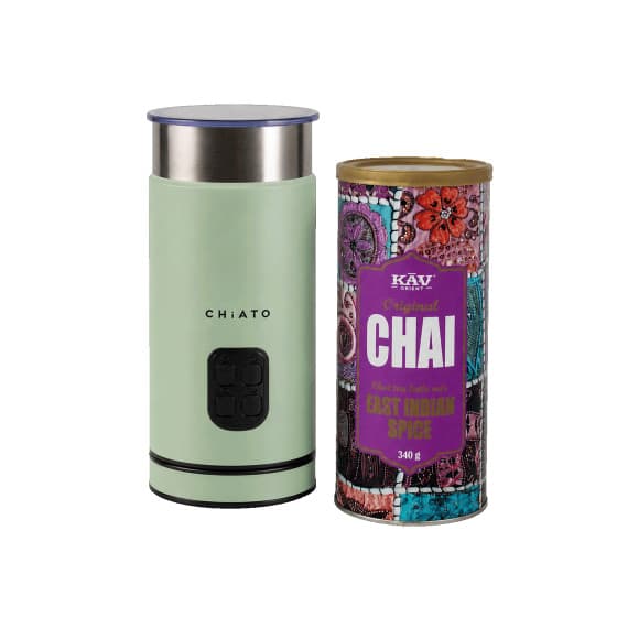 Set med CHiATO milkPLAY mjölkskummare och KAV America East Indian Spice chai latte mix-set från Chiato – köp hos Coffee Friend