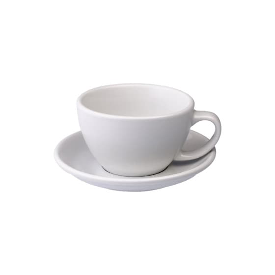 Café Latte-kopp med ett underlägg Loveramics Egg White, 300 ml – från Loveramics – 261 kr – hos Coffee Friend