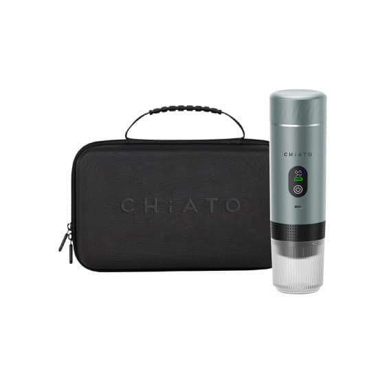 CHiATO brewPLAY Smart Traveller set med bärbar espressomaskin – Grå från Chiato – köp hos Coffee Friend