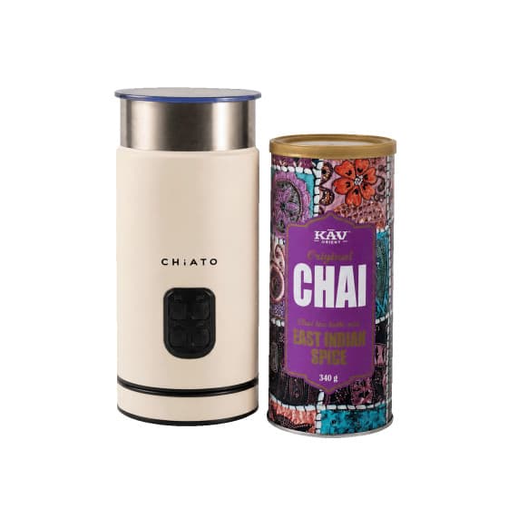 Set med CHiATO milkPLAY mjölkskummare och KAV America East Indian Spice chai latte mix-set från Chiato – köp hos Coffee Friend