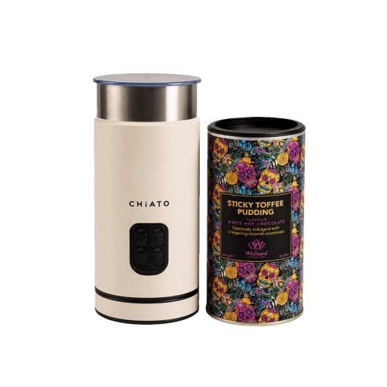 CHiATO milkPLAY mjölkskummare och Whittard of Chelsea Sticky Toffee Pudding varm choklad-set från Chiato – köp hos Coffee Friend