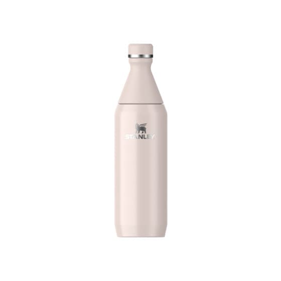 Vattenflaska Stanley The All Day Slim Rose Quartz, 600 ml – från Stanley – 490 kr – hos Coffee Friend