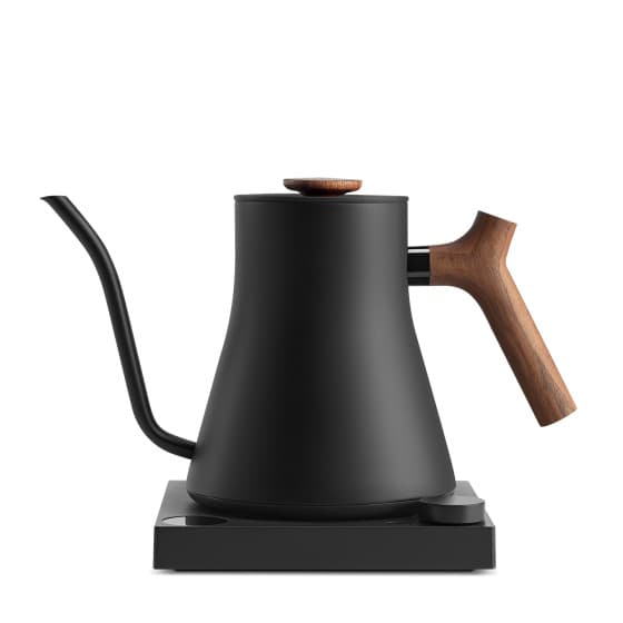 Fellow Stagg EKG PRO Elektrisk Vattenkokare, 0.9 l - Matt Svart/Trä från Fellow – köp hos Coffee Friend