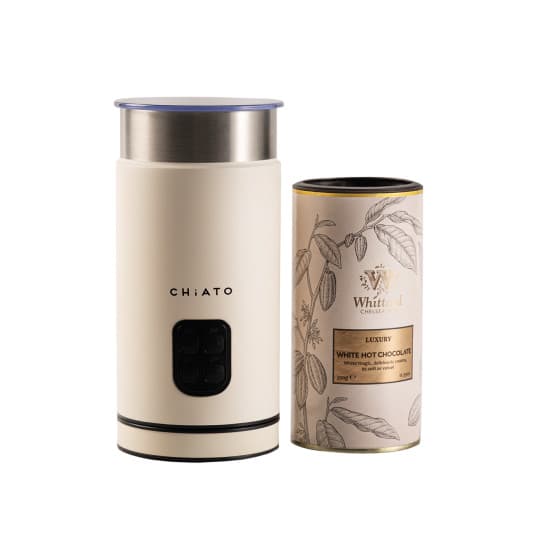 CHiATO milkPLAY mjölkskummare och Whittard of Chelsea Luxury White varm choklad-set – från Chiato – 489 kr – hos Coffee Friend