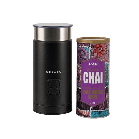 Set med CHiATO milkPLAY mjölkskummare och KAV America East Indian Spice chai latte mix-set från Chiato – köp hos Coffee Friend