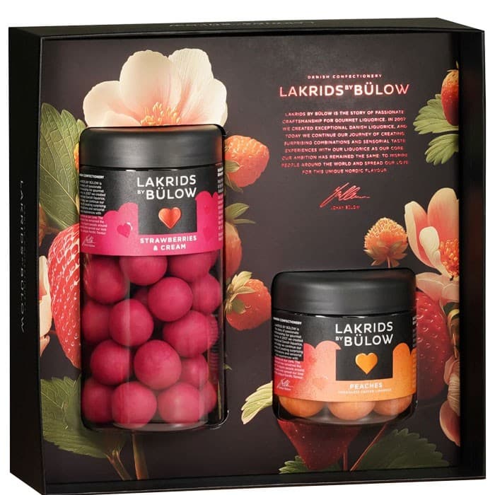 Lakrids by Bülow Black Box Strawberries & Cream & Peaches 385g – från Lakrids by Bülow – 303 kr – hos Delitea